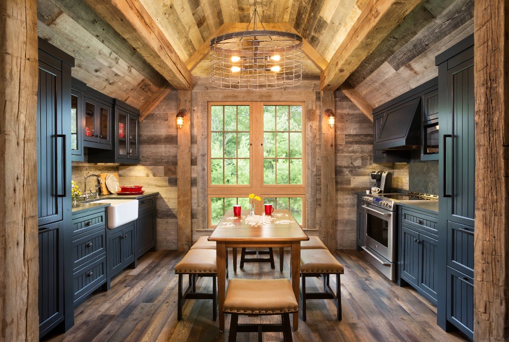 деревянный кухонный гарнитур в частном доме
